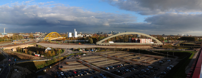834990 Afbeelding van het transport van de nieuwe spoorbrug over het Amsterdam-Rijnkanaal in de spoorlijn ...